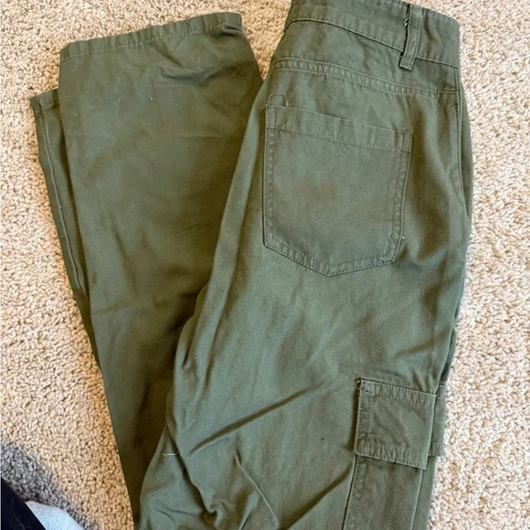 Women’s Green Cargo Pants - Picture 2 of 2
